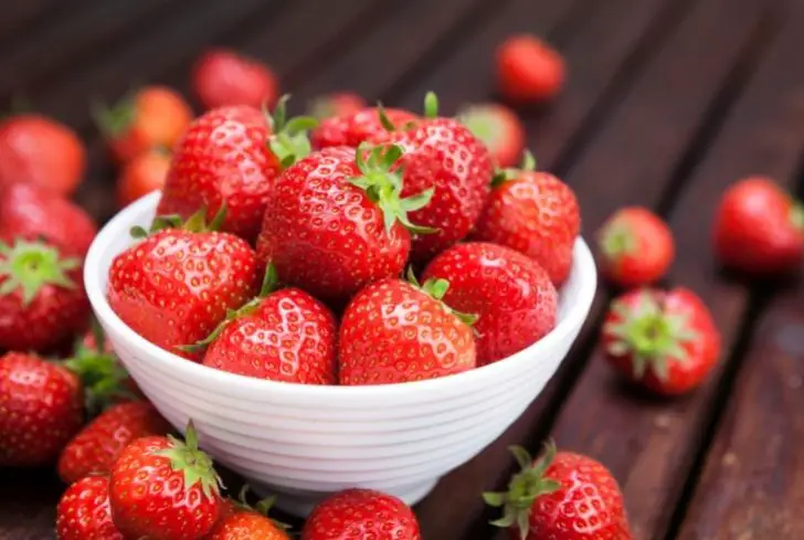 bowl-of-strawberries