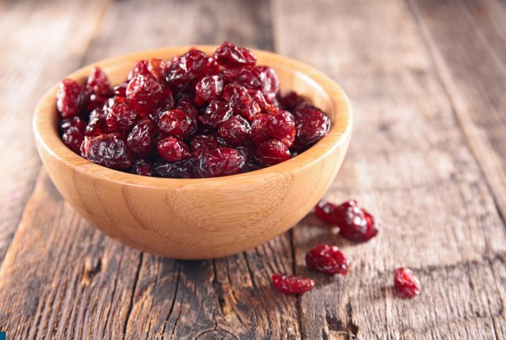 bowl-of-dried-cranberries